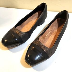 Clark casual comfy shoes size 7.5 M
